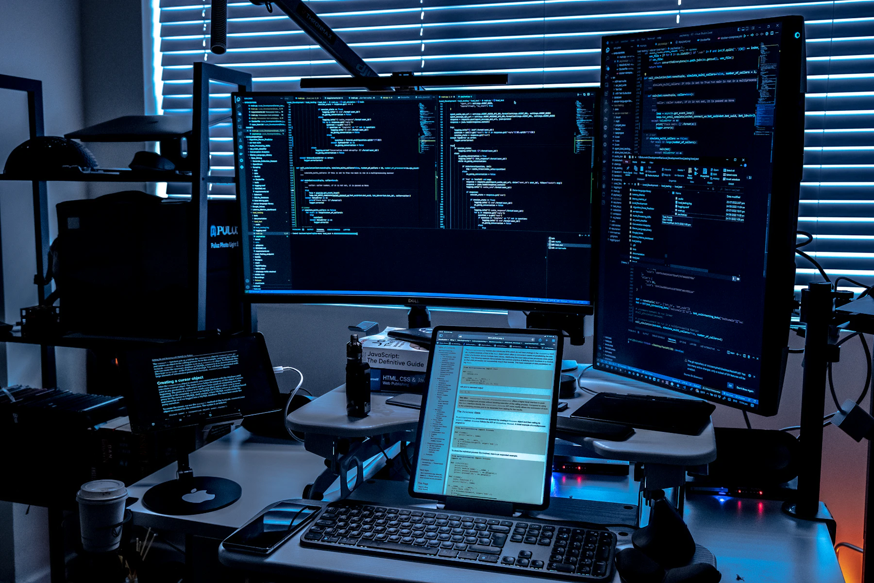 Un poste de travail à plusieurs écrans affichant du code