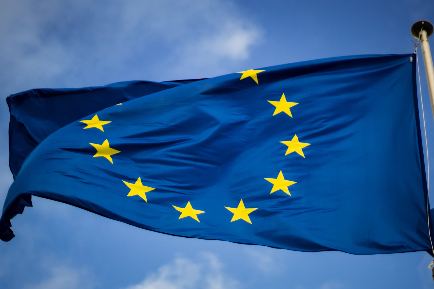 Le drapeau de l’Union européenne flotte au vent, sur fond de ciel